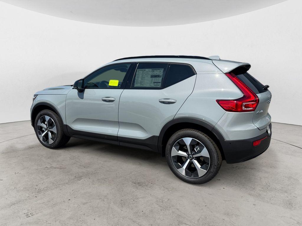 2026 Volvo XC40 B5 PLUS — фото 4