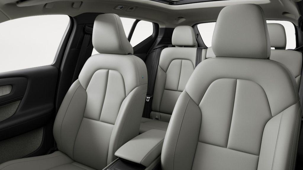 صورة 7 لـ 2024 Volvo XC40 B5 ULTIMATE DARK THEME
