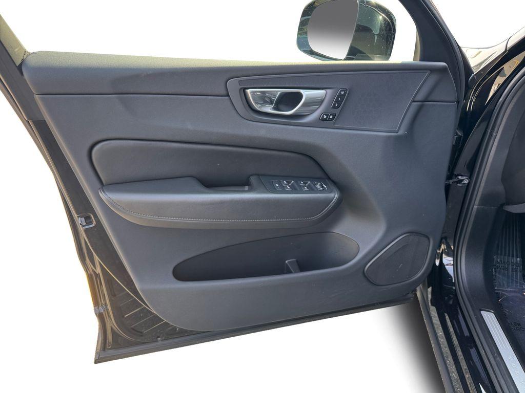 صورة 10 لـ 2023 Volvo XC60 B5 CORE