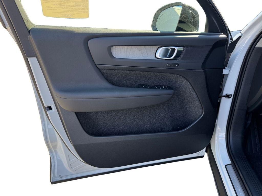صورة مصغرة 11 لـ 2026 Volvo XC40 B5 PLUS