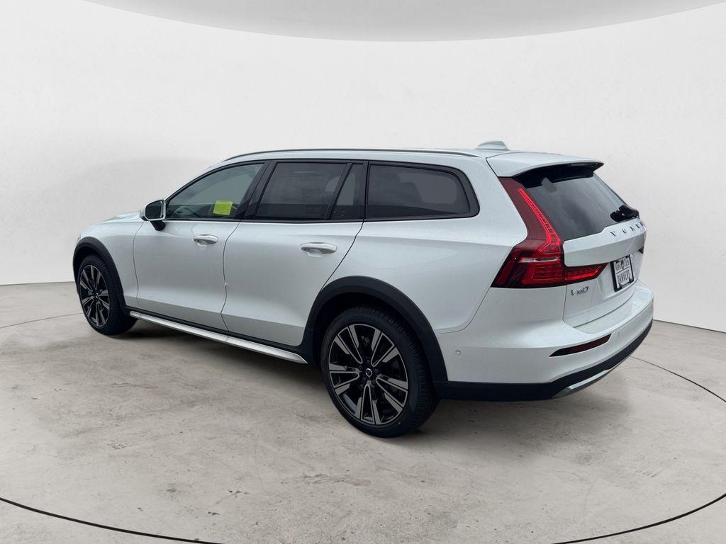 2026 Volvo V60 CROSS COUNTRY B5 ULTRA — фото 3