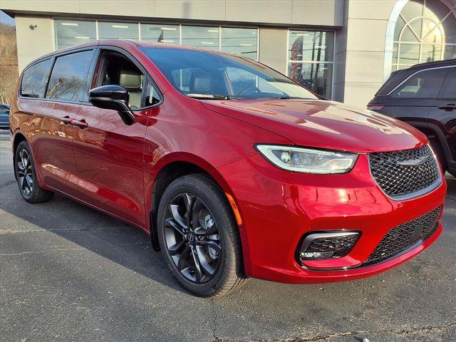 New 2026 Chrysler Pacifica Select