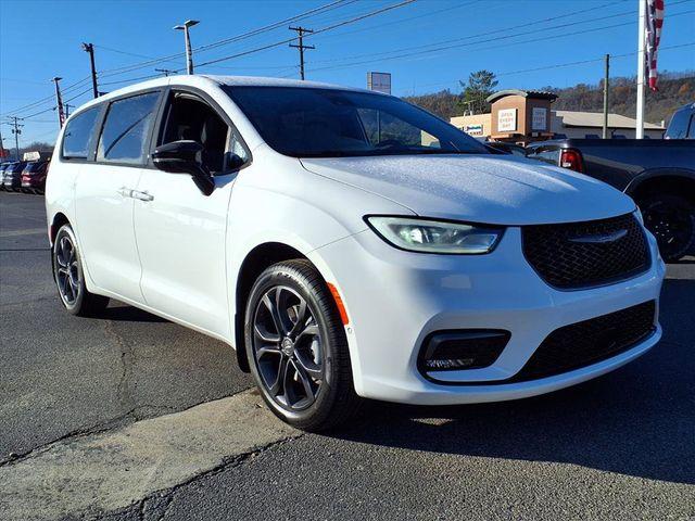 New 2026 Chrysler Pacifica Select
