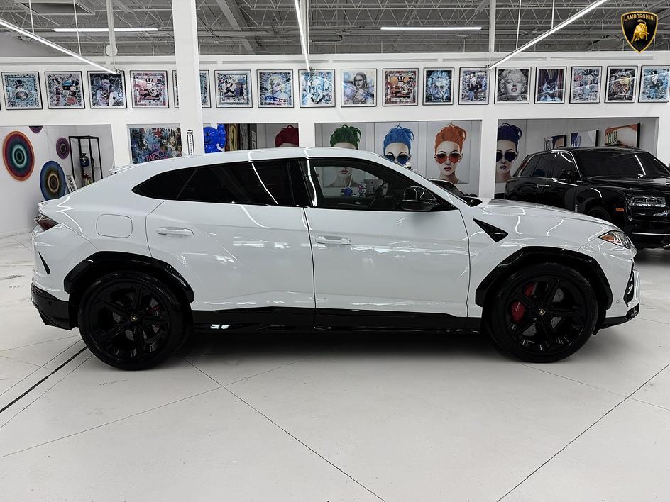 2021 Lamborghini URUS thumbnail 12
