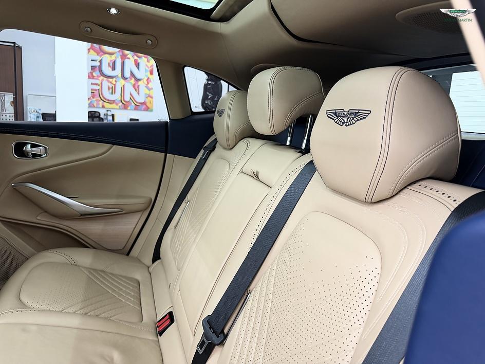 2021 Aston Martin DBX 照片 16