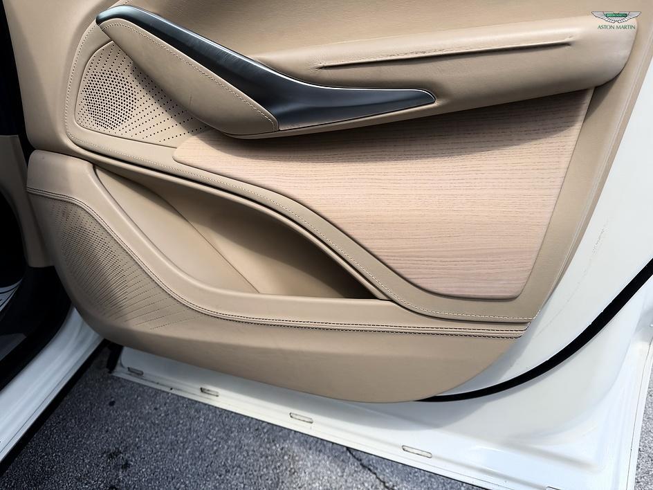 2021 Aston Martin DBX 照片 44