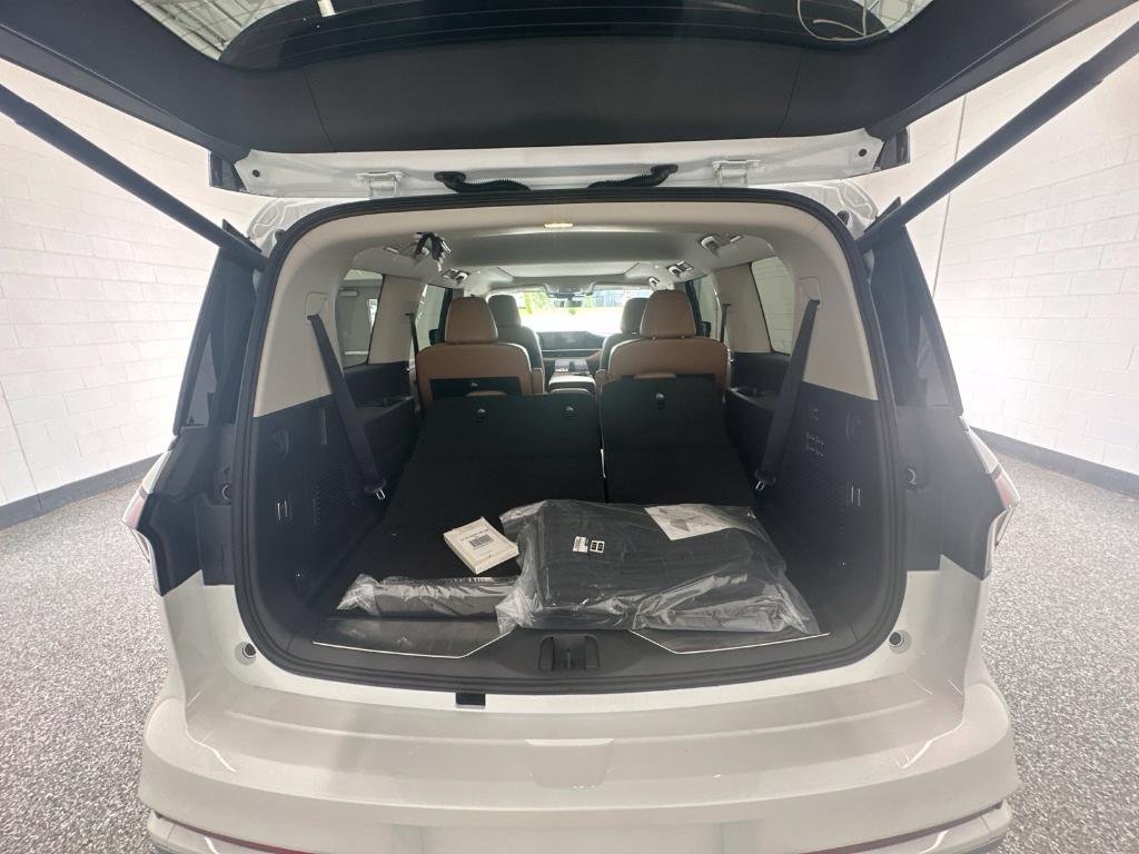 2027 Infiniti QX80 LUXE — миниатюра 12