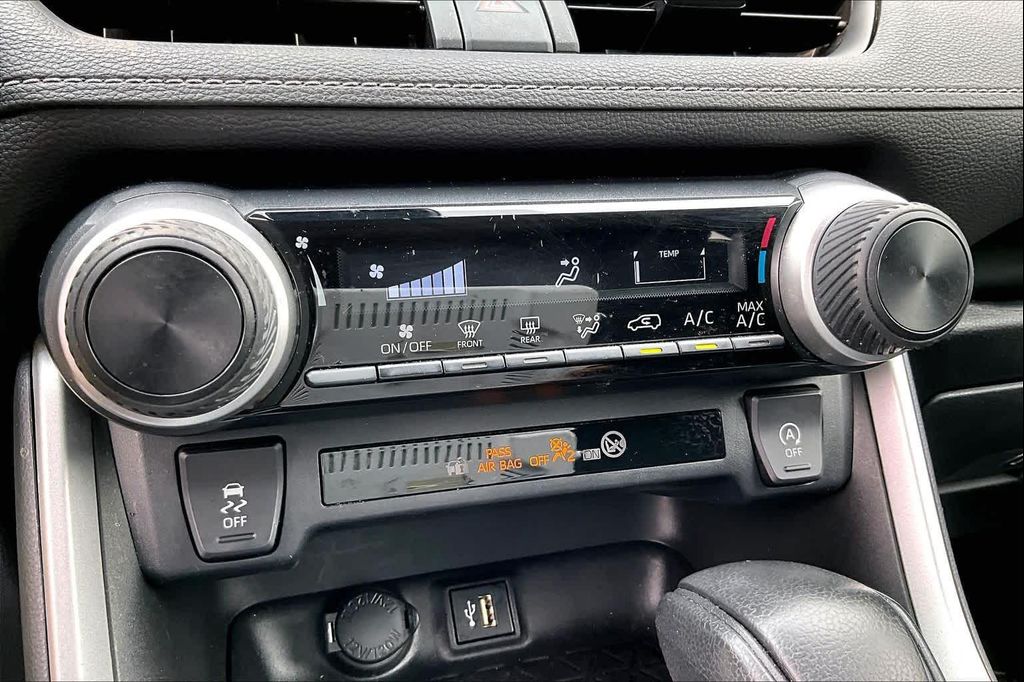 صورة مصغرة 34 لـ 2023 Toyota RAV4 LE