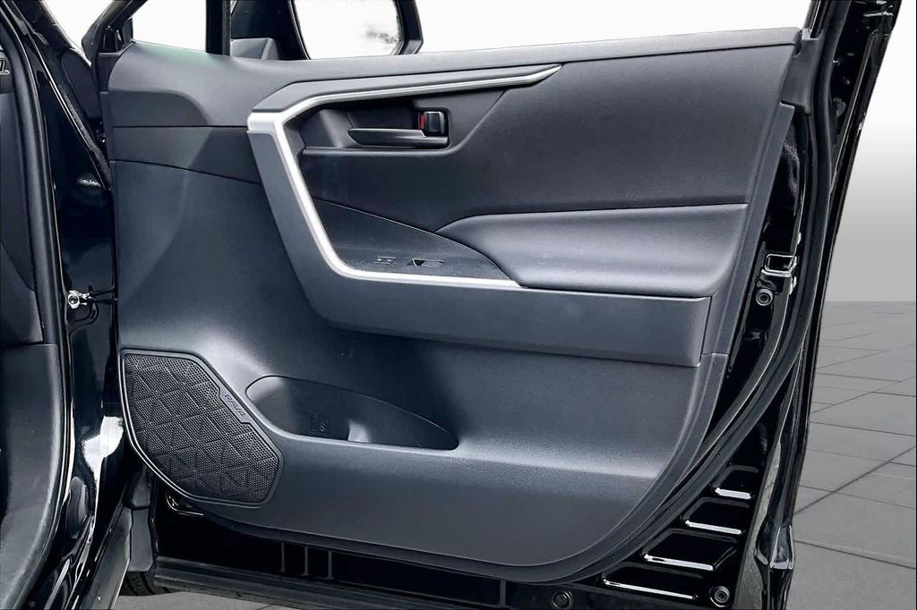 صورة مصغرة 22 لـ 2025 Toyota RAV4 HYBRID LE