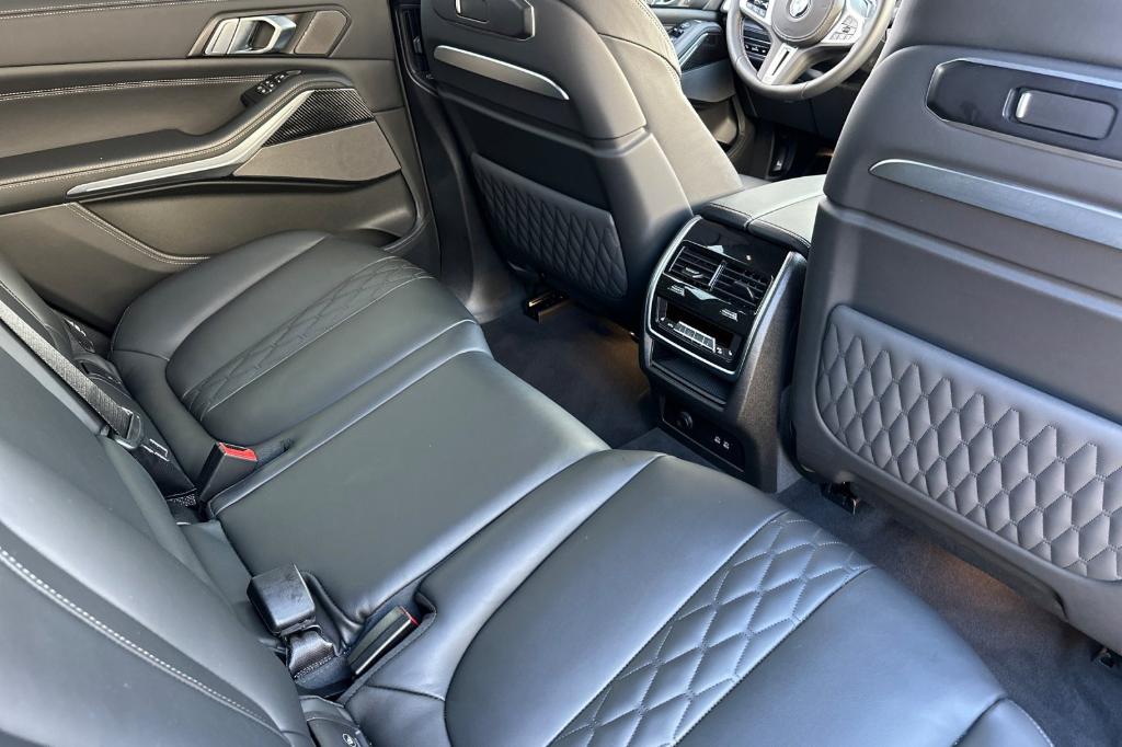 صورة مصغرة 33 لـ 2026 BMW X7 M60I