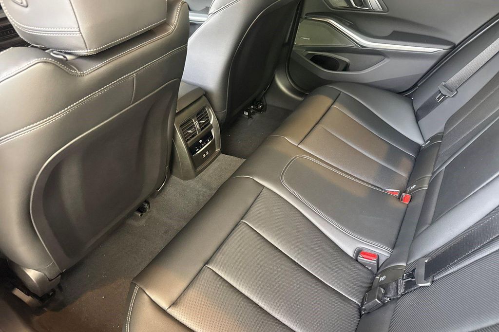 2026 BMW 330 NA 缩略图 24