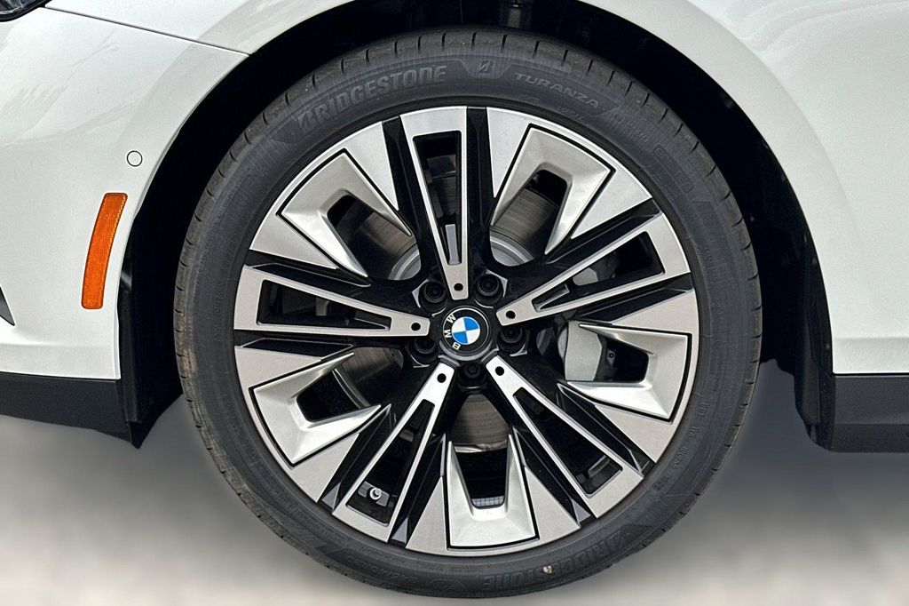 صورة مصغرة 12 لـ 2027 BMW 530 I