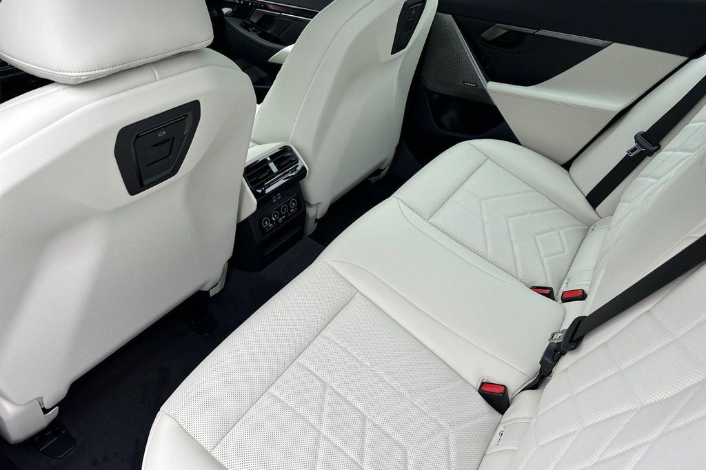 صورة مصغرة 26 لـ 2027 BMW 530 I