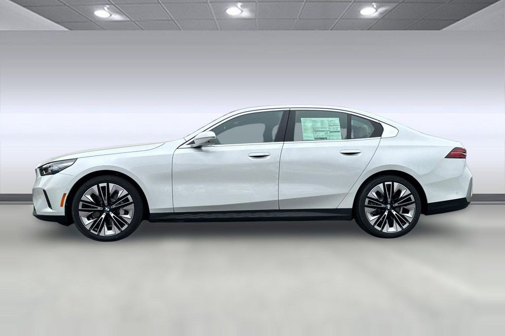 صورة مصغرة 2 لـ 2027 BMW 530 I