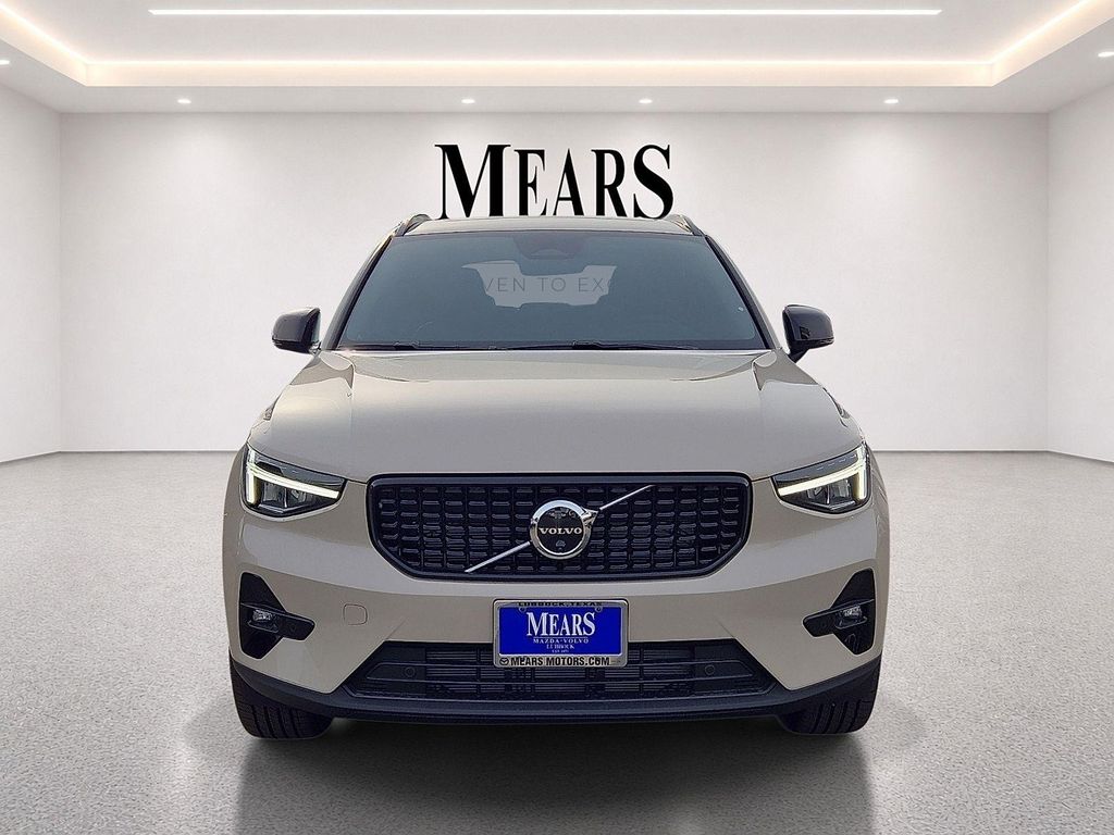 2026 Volvo XC40 PLUS, B4 FWD GAS (MILD HYBRID), DARK 照片 8