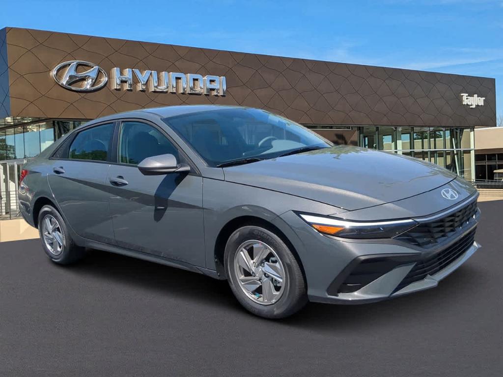 New 2026 Hyundai ELANTRA SE