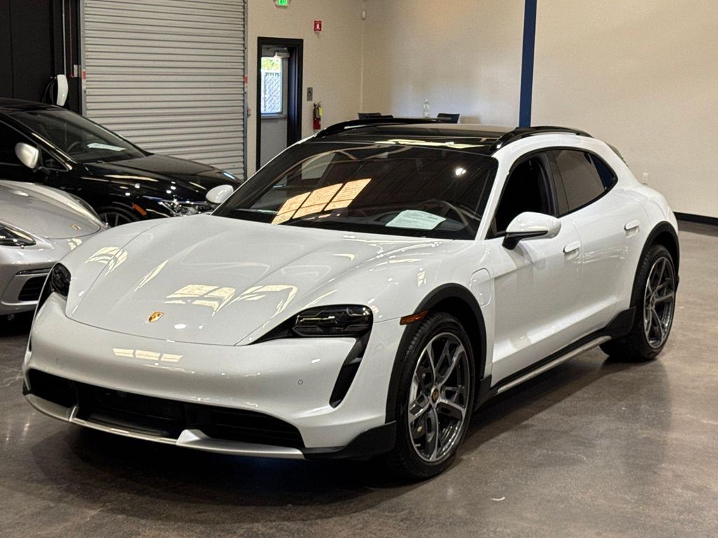صورة 9 لـ 2023 Porsche TAYCAN TURBO
