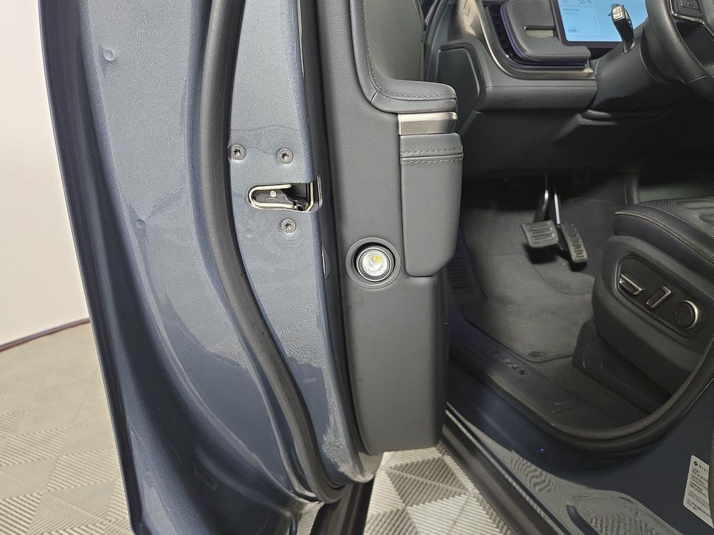 صورة 32 لـ 2025 Rivian R1S ADVENTURE TRIM