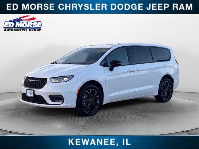 New 2026 Chrysler Pacifica Select