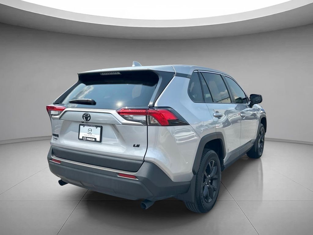 2025 Toyota RAV4 LE — фото 6