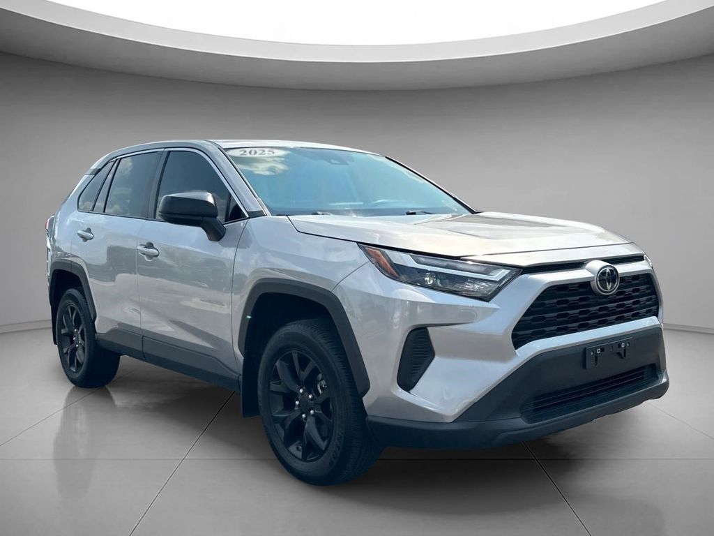 2025 Toyota RAV4 LE — фото 8