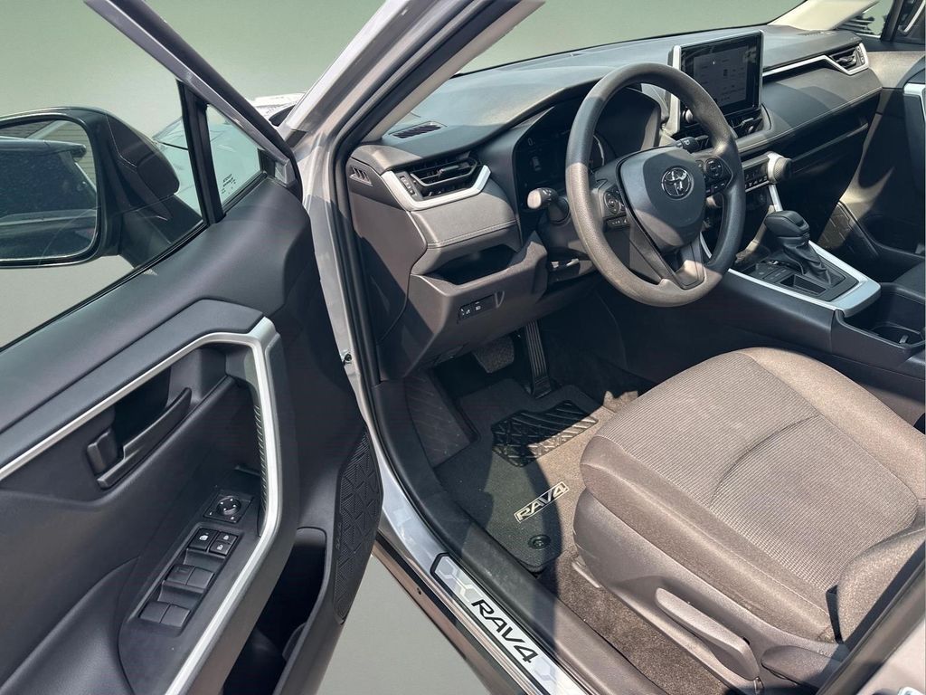 2025 Toyota RAV4 LE 缩略图 14