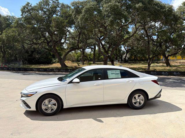 New 2026 Hyundai ELANTRA SE