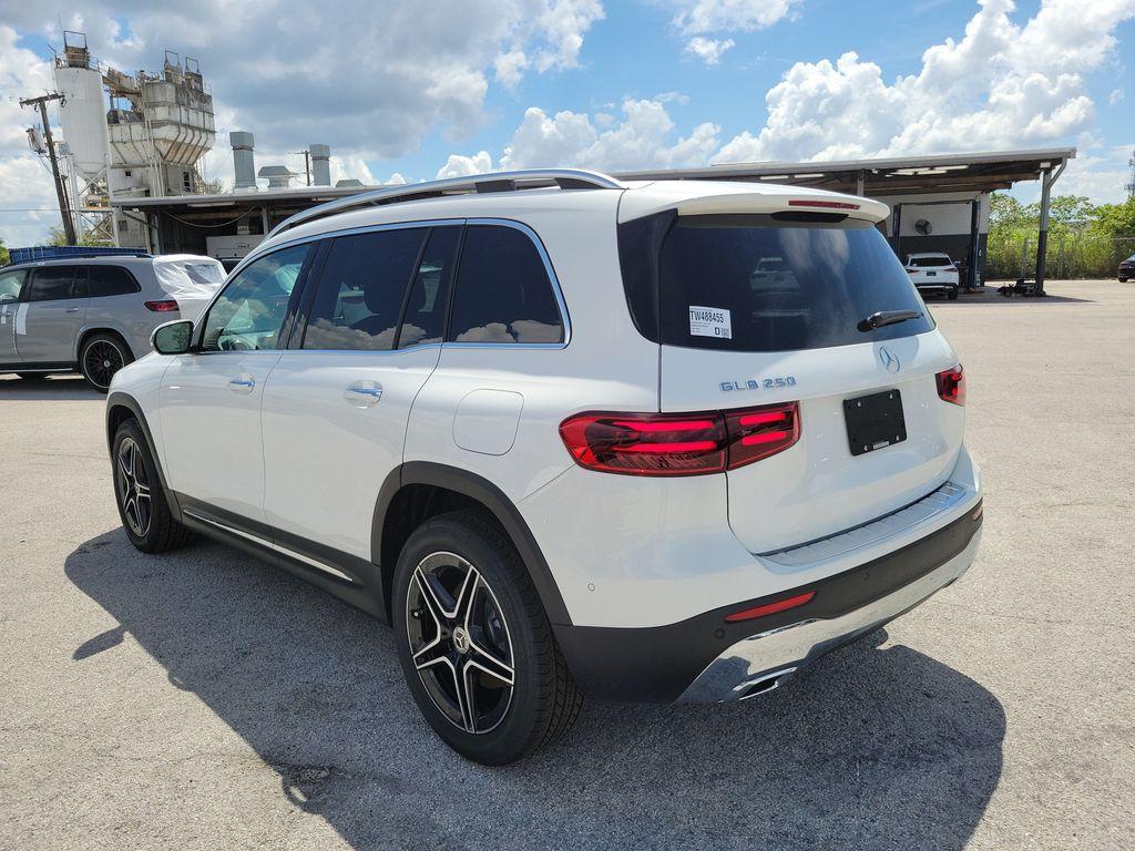 2026 Mercedes-BENZ GLB — миниатюра 4