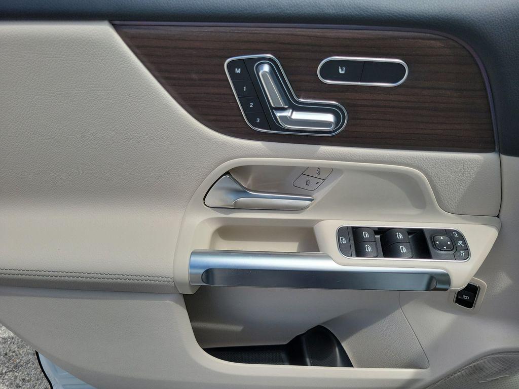 2026 Mercedes-BENZ GLB — миниатюра 14