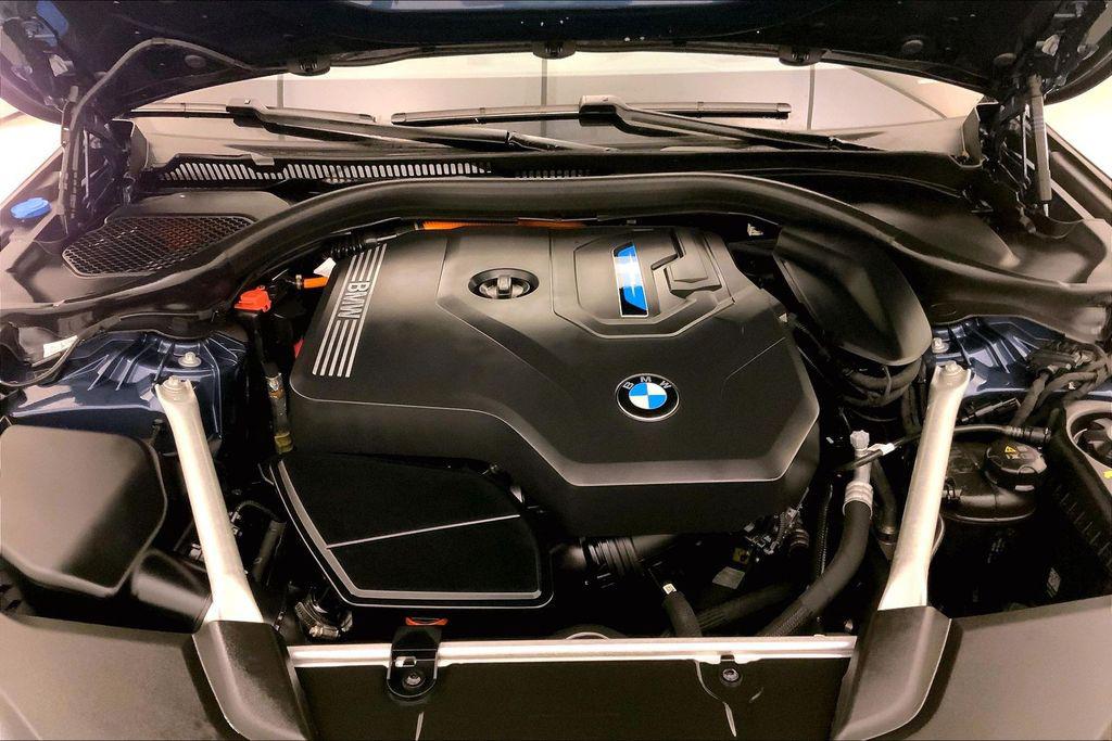 صورة 9 لـ 2023 BMW 530E BASE