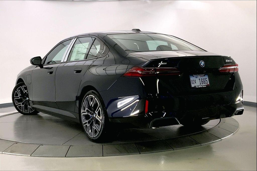 2026 BMW 550E XDRIVE — фото 2