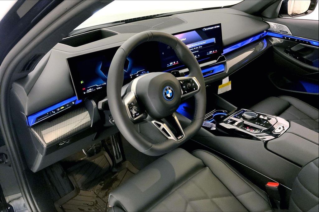 2026 BMW 550E XDRIVE — фото 4