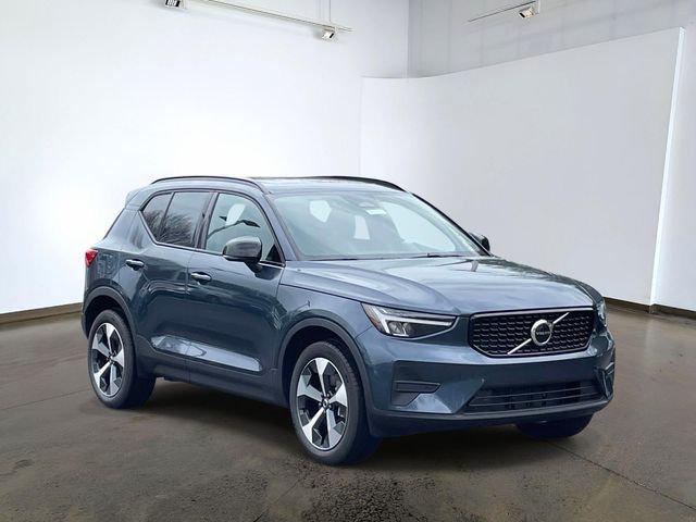 New 2026 Volvo XC40 Core, B5 AWD Gas (mild hybrid), Dark