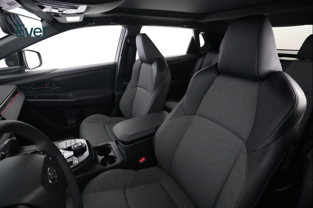 2026 Toyota BZ XLE PLUS — фото 4
