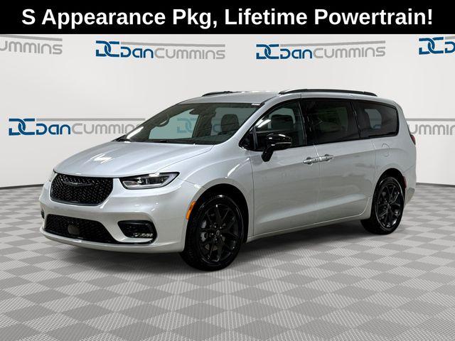 New 2026 Chrysler Pacifica Select