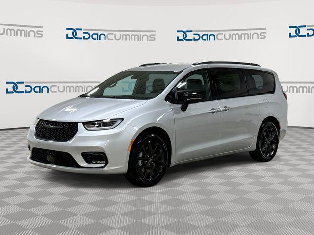 New 2026 Chrysler Pacifica Select