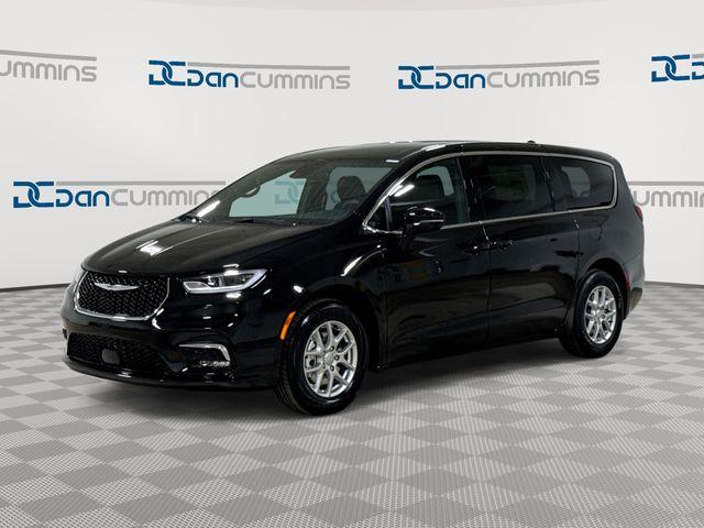 New 2026 Chrysler Pacifica Select