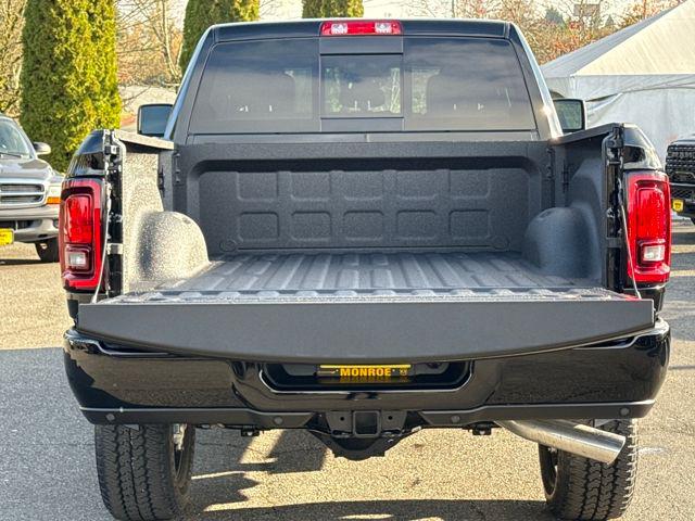 صورة 7 لـ 2026 RAM 2500 BLACK EXPRESS CREW CAB 4X4 6'4' BOX