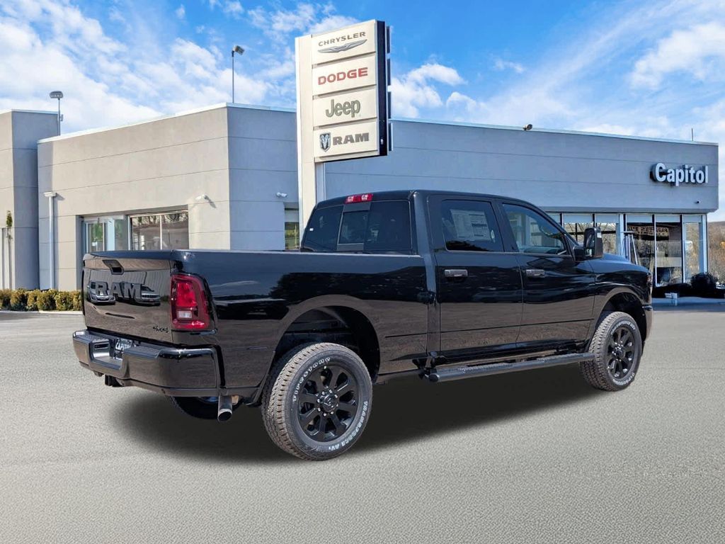 صورة 3 لـ 2026 RAM 2500 BLACK EXPRESS CREW CAB 4X4 6'4' BOX