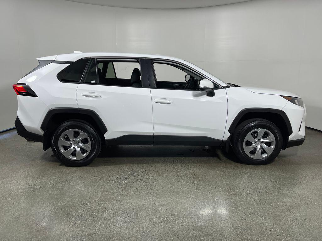 2022 Toyota RAV4 LE — фото 2