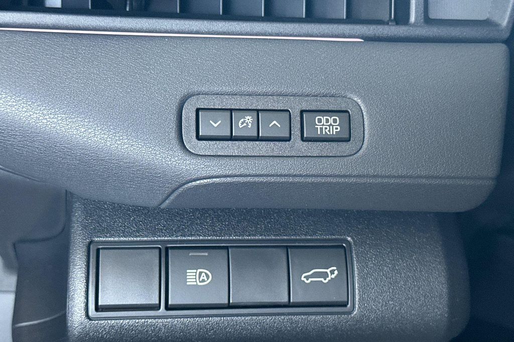 صورة مصغرة 24 لـ 2026 Toyota C-HR SE