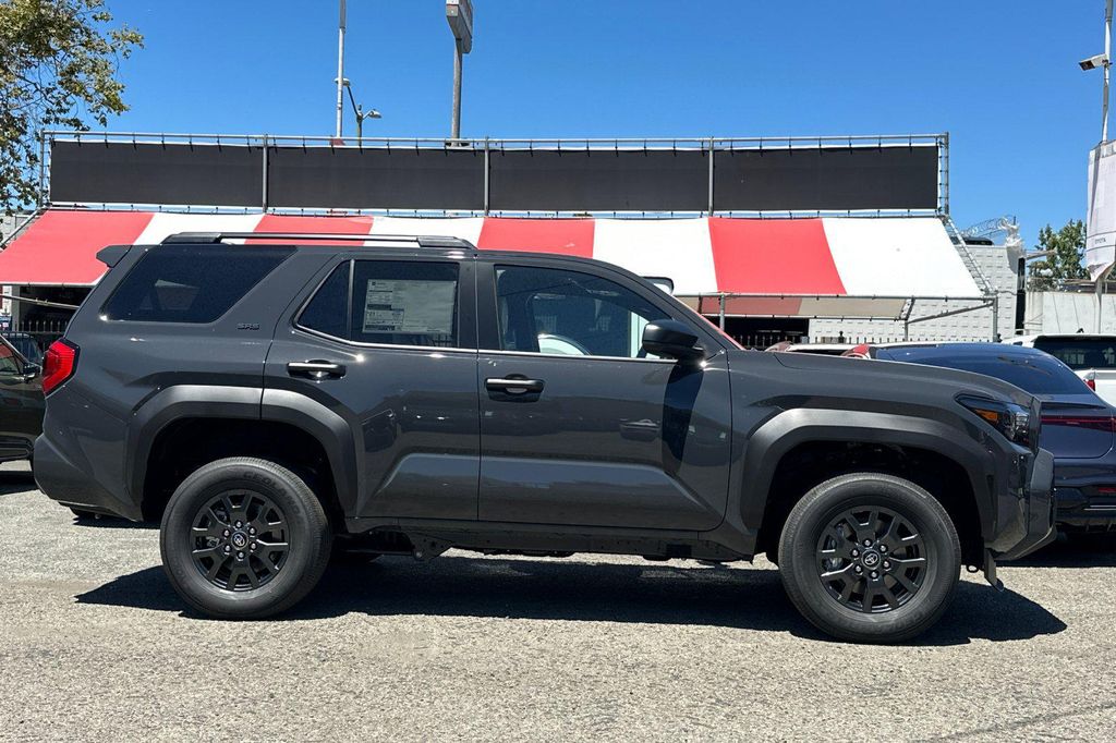 2026 Toyota 4RUNNER SR5 缩略图 3