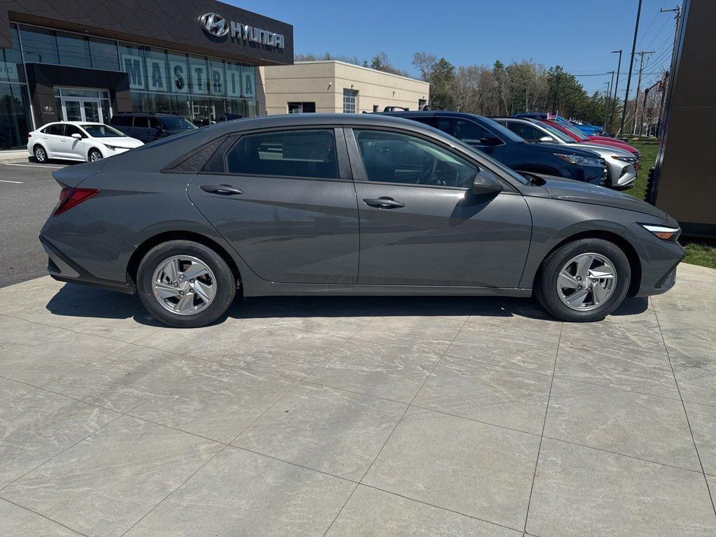 New 2026 Hyundai ELANTRA SE