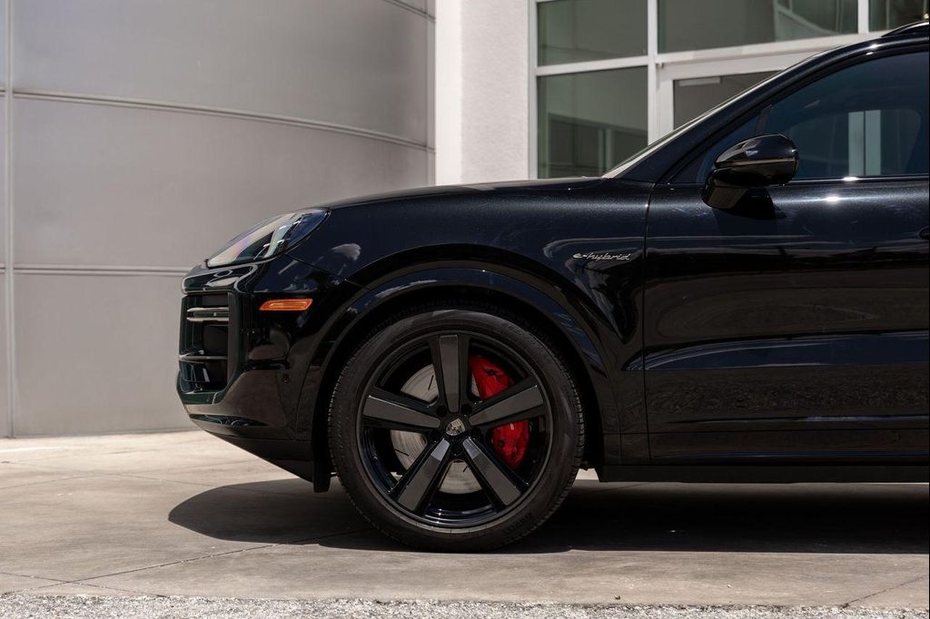 2025 Porsche CAYENNE CAYENNE TURBO E-HYBRID — фото 16