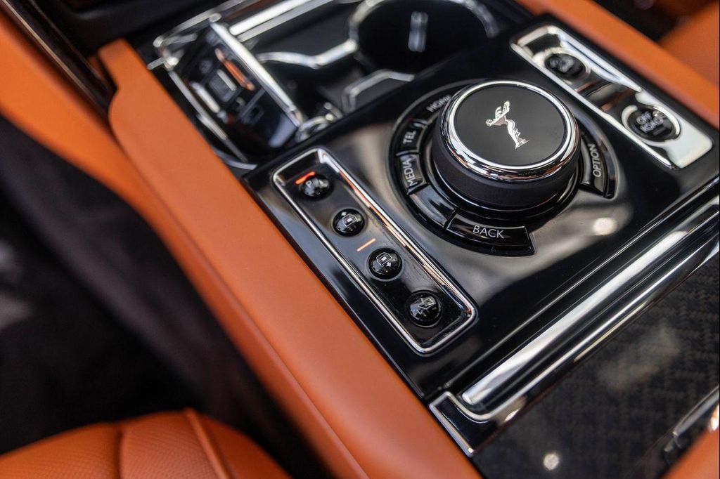 صورة مصغرة 30 لـ 2025 ROLLS-ROYCE CULLINAN BLACK BADGE