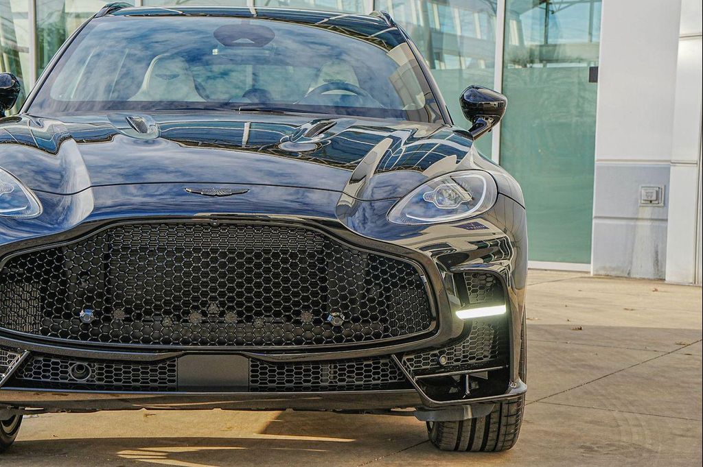 2026 Aston Martin DBX S — фото 5
