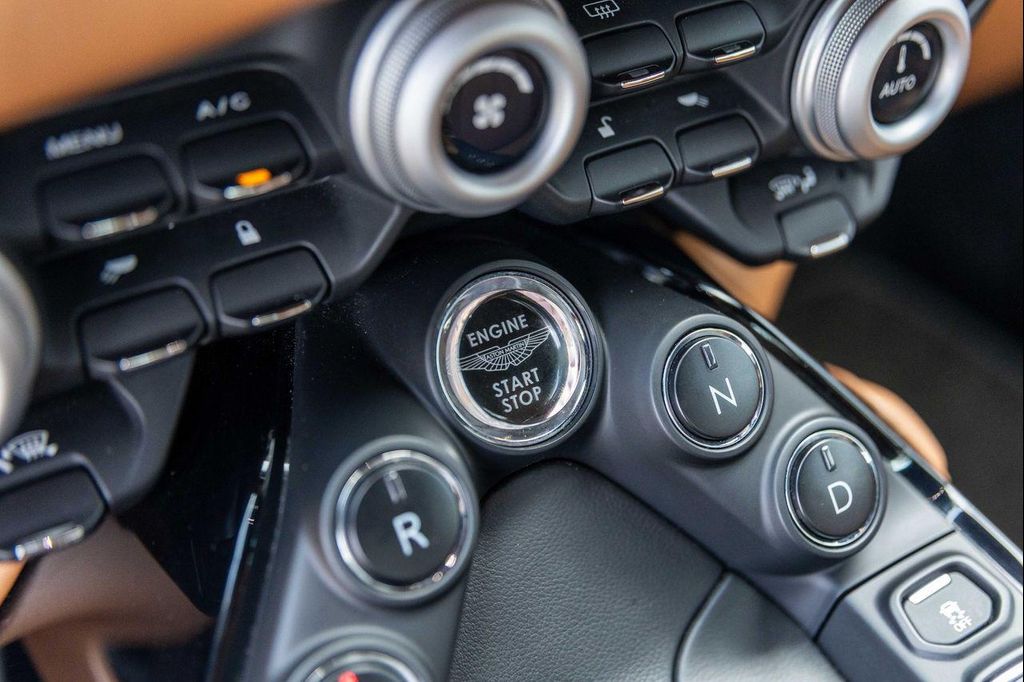 2020 Aston Martin VANTAGE BASE 照片 31