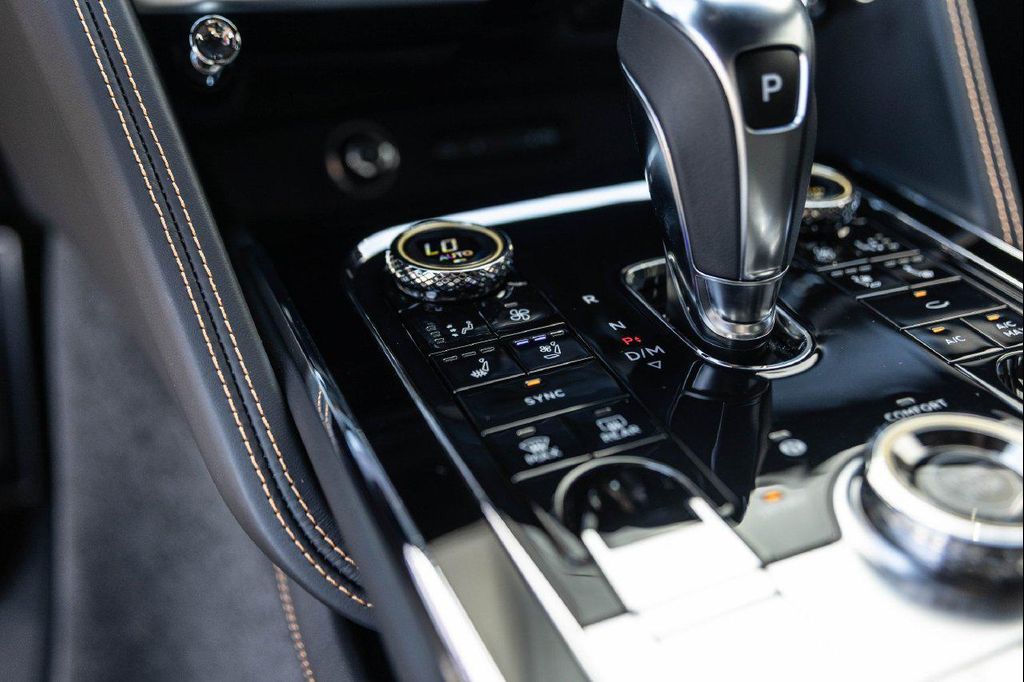 صورة مصغرة 37 لـ 2025 Bentley FLYING SPUR BLACK EDITION