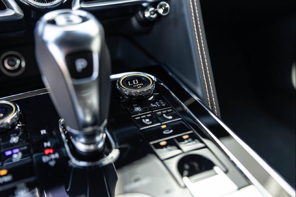 صورة مصغرة 38 لـ 2025 Bentley FLYING SPUR BLACK EDITION