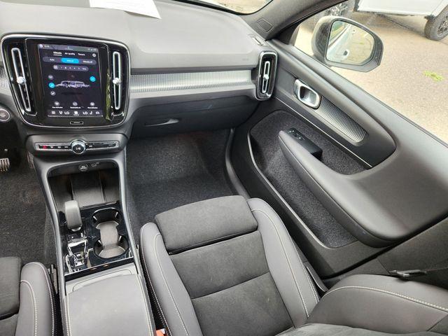 صورة مصغرة 14 لـ 2025 Volvo XC40 B5 PLUS DARK THEME
